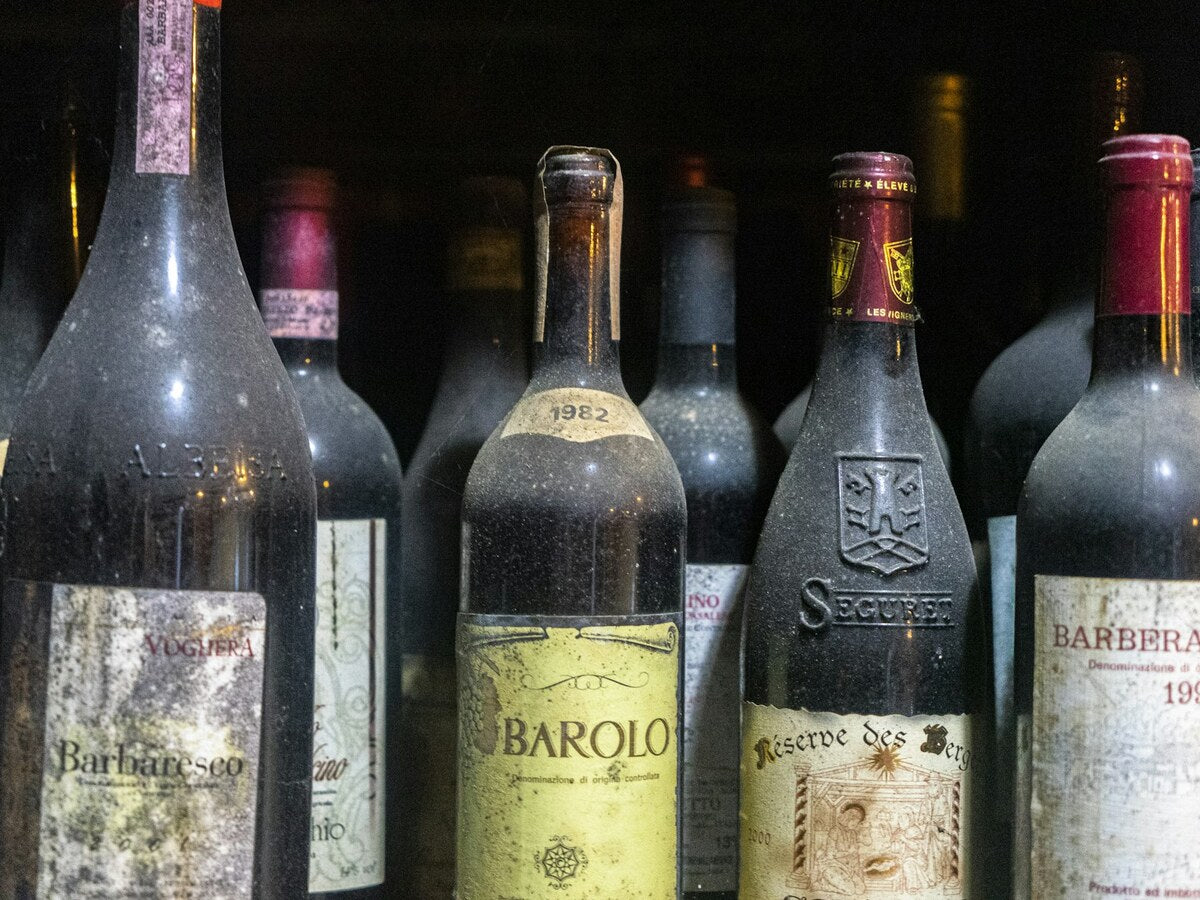 Selezione di vini in una cantina storica italiana