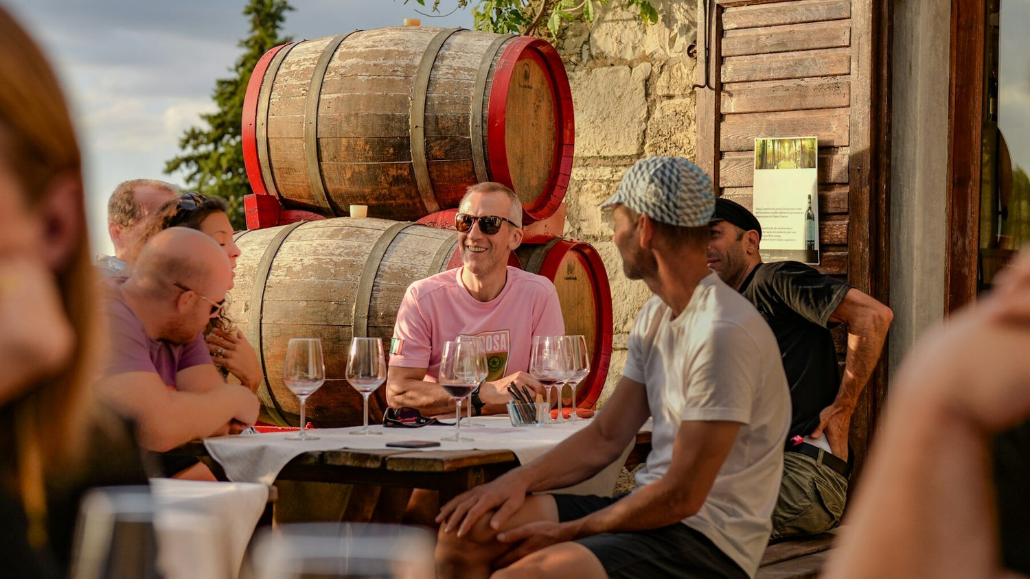 Degustazione di vino in una cantina italiana